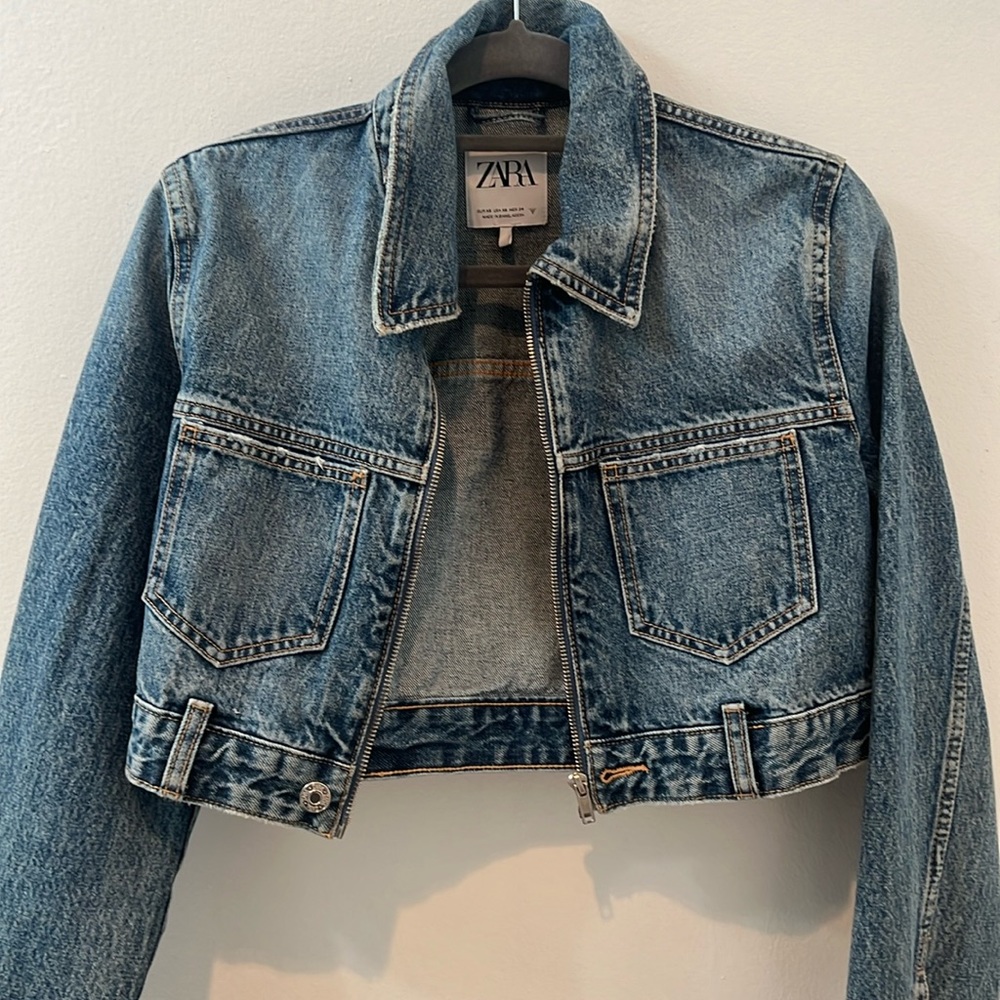 Crop denim jacket.